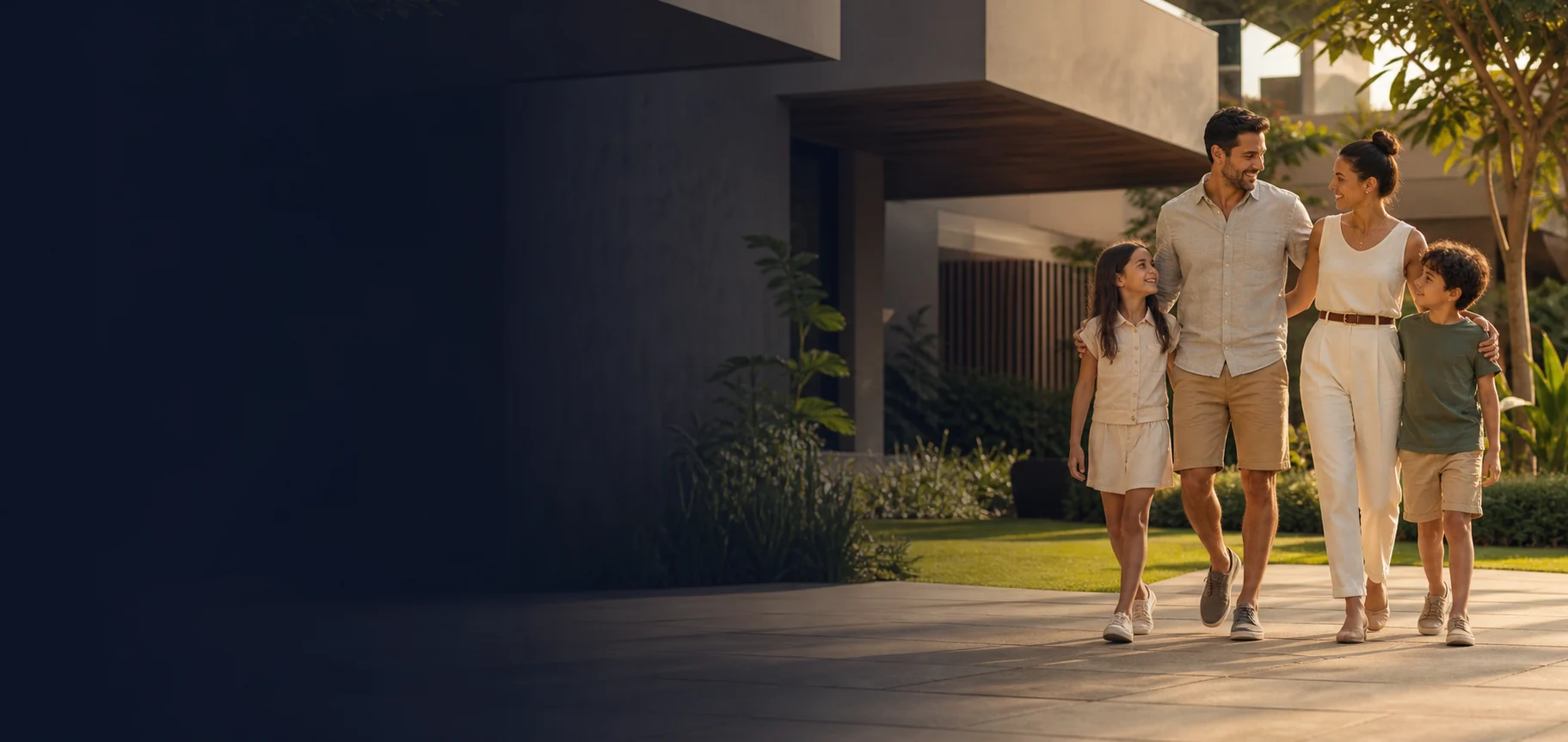 Família caminhando em um empreendimento residencial integrado ao paisagismo