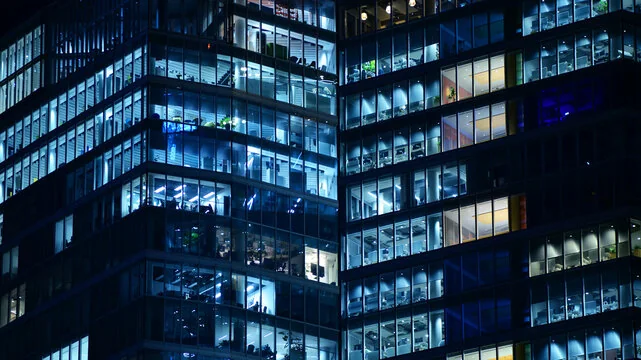Edifícios empresariais iluminados no período noturno
